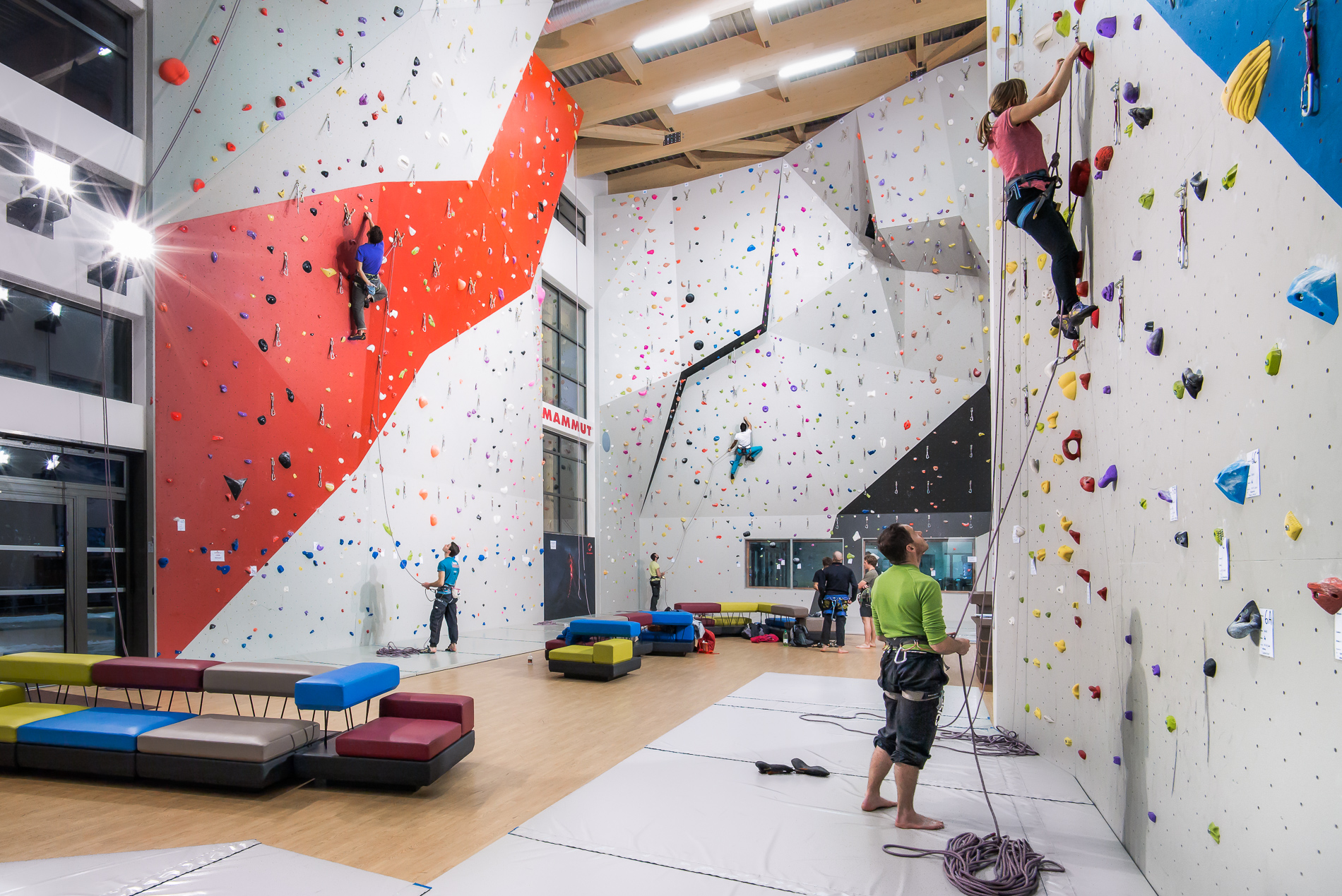 un tour en ville  l'événement. Un mur d'escalade tout neuf à la Maison des  sports